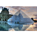 Pirámide del Louvre